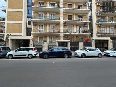 ...ai piedi di una palazzina di viale Concilio Vaticano II...